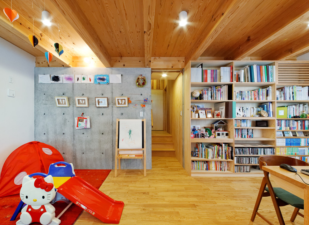 Imagen de sala de estar contemporánea con paredes blancas y suelo de madera clara