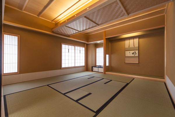 Example of a zen family room design in Tokyo