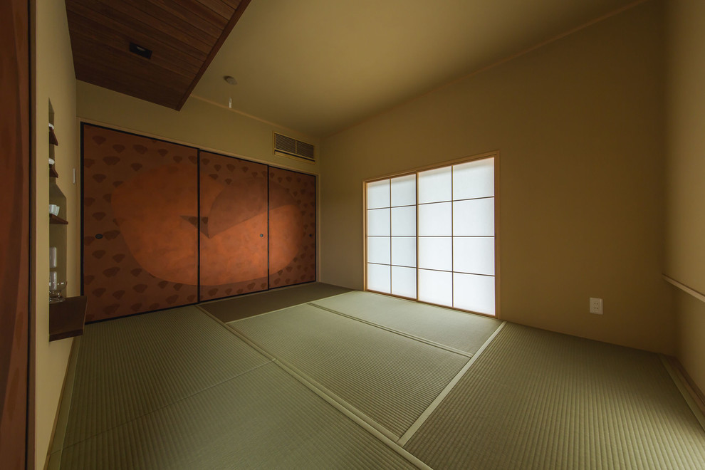 Inredning av ett asiatiskt allrum, med bruna väggar, tatamigolv och grönt golv
