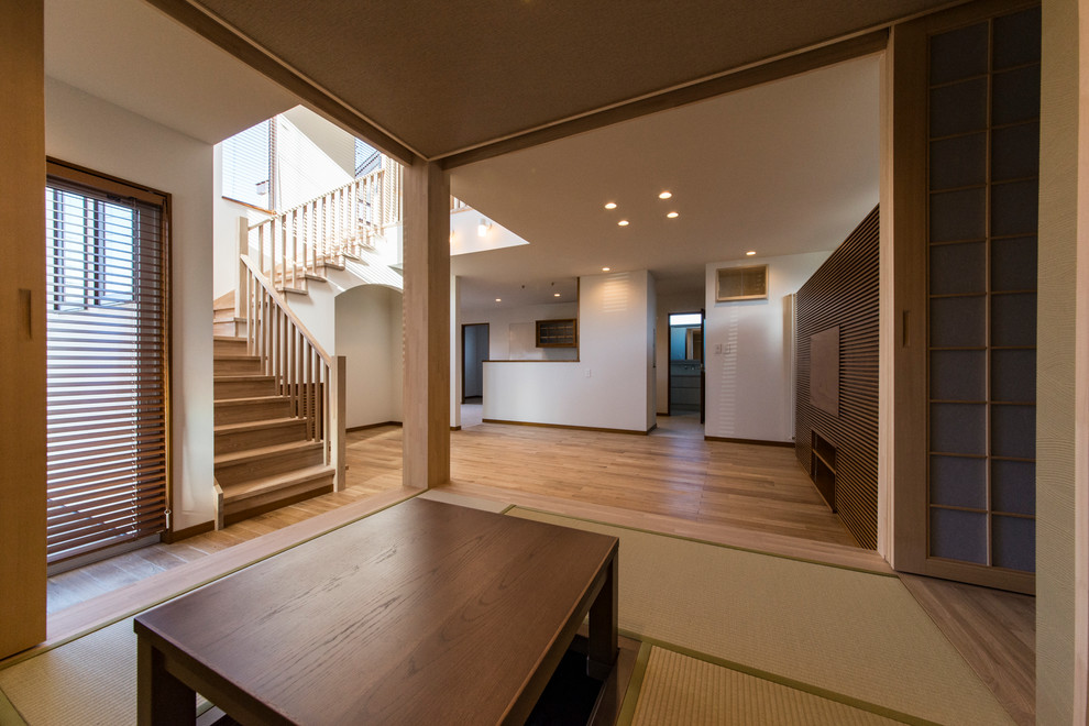 Asiatisches Wohnzimmer mit weißer Wandfarbe, Tatami-Boden und grünem Boden in Sonstige