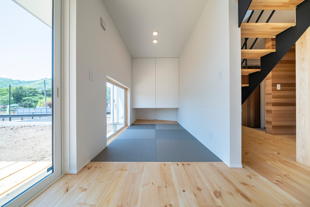Foto de sala de estar moderna pequeña con paredes blancas, tatami y suelo gris