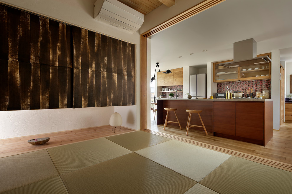 Idée de décoration pour une salle de séjour asiatique fermée avec un mur blanc, un sol de tatami et un sol vert.
