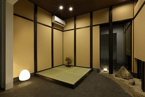 京都にあるお手頃価格の小さな和風のおしゃれなファミリールーム (グレーの壁、磁器タイルの床、グレーの床) の写真