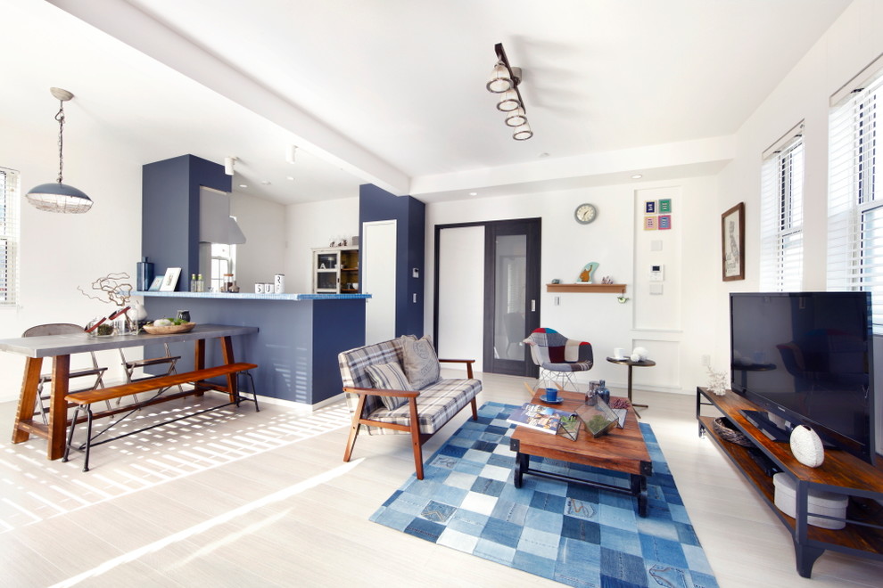 Maritimes Wohnzimmer mit weißer Wandfarbe, gebeiztem Holzboden und freistehendem TV in Tokio Peripherie