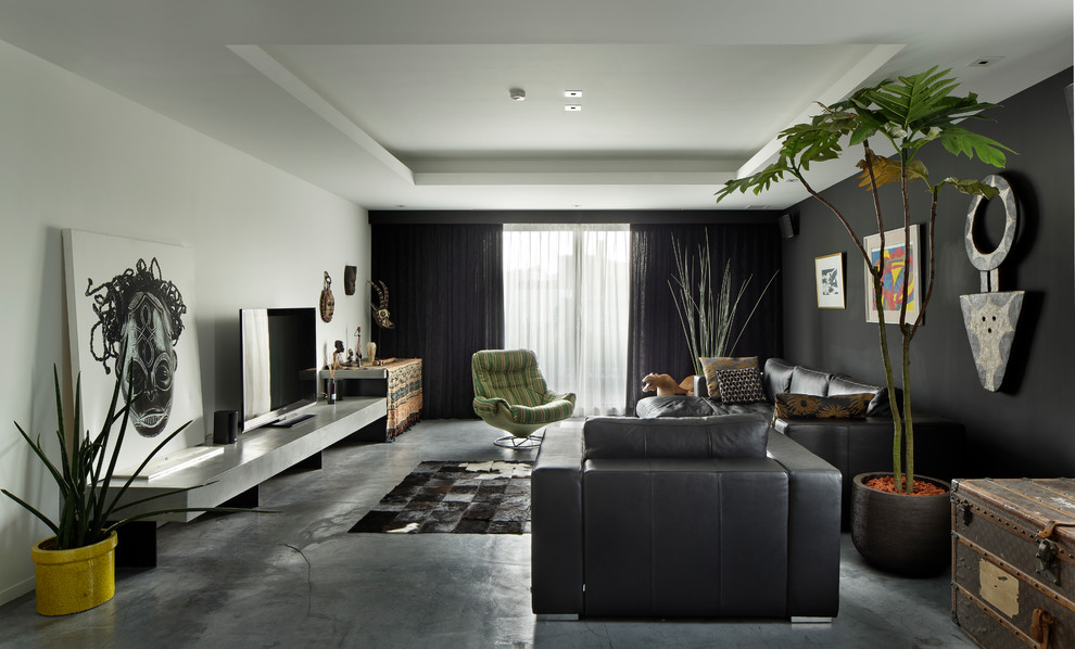 Ispirazione per un soggiorno minimal con pareti multicolore, pavimento in cemento, TV autoportante e pavimento grigio
