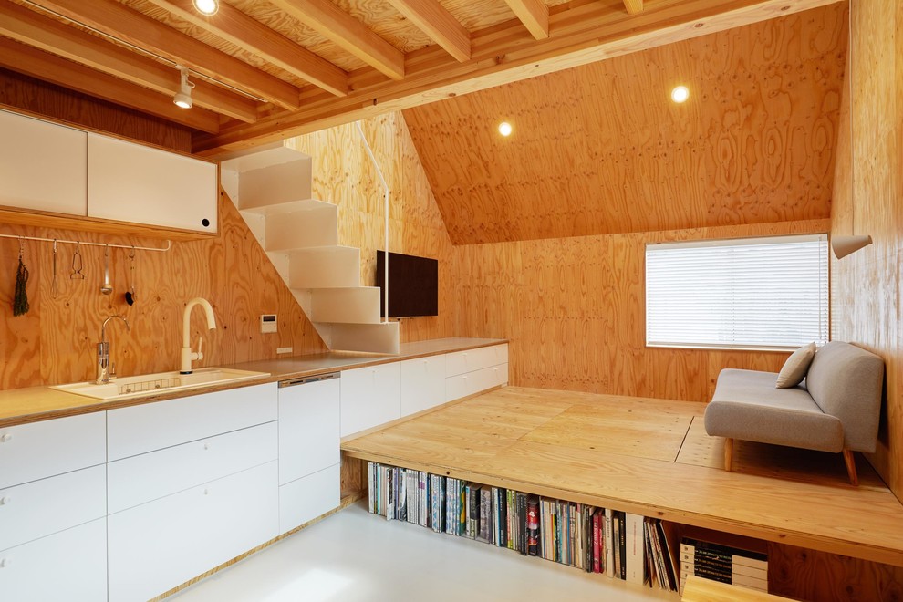 Immagine di un piccolo soggiorno design stile loft con TV a parete