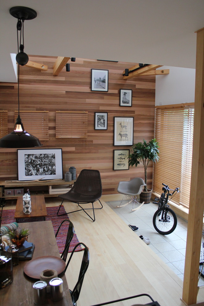 Modelo de sala de estar industrial con paredes multicolor, suelo de madera clara y suelo marrón
