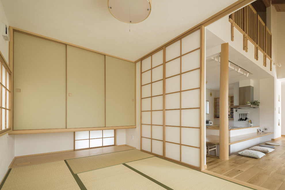 Ispirazione per un piccolo soggiorno etnico aperto con pareti bianche, pavimento in tatami, nessun camino, nessuna TV e pavimento verde