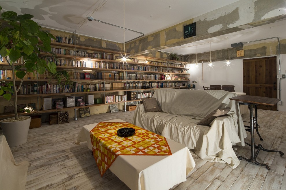 Industrial Wohnzimmer mit weißer Wandfarbe und gebeiztem Holzboden in Sonstige