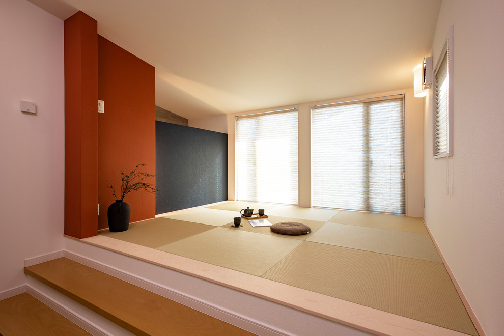 Diseño de sala de estar cerrada de estilo zen de tamaño medio sin chimenea y televisor con paredes blancas, tatami y suelo beige