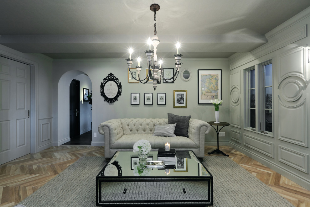 Ispirazione per un soggiorno classico chiuso con pareti grigie, pavimento in legno massello medio e pavimento multicolore