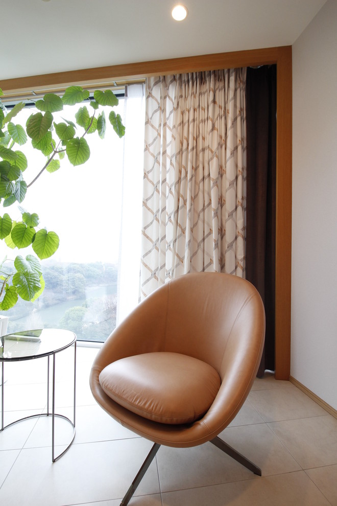 Exemple d'une grande salle de séjour tendance ouverte avec un mur gris, parquet en bambou, aucune cheminée, un téléviseur indépendant et un sol orange.