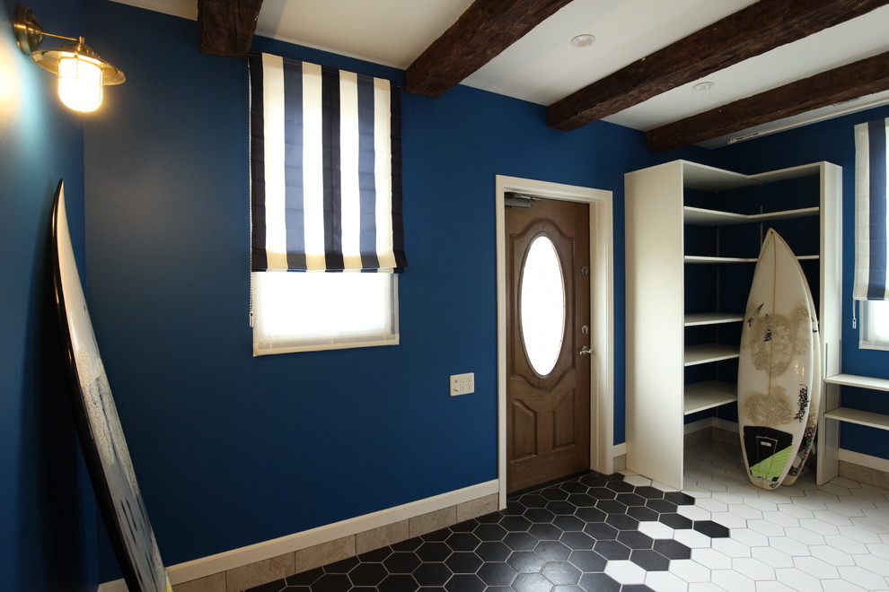 Fernseherloses Maritimes Wohnzimmer ohne Kamin mit blauer Wandfarbe und Keramikboden in Sonstige