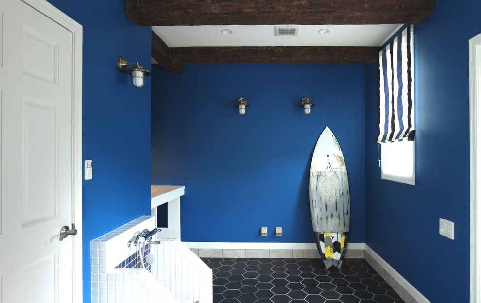 Foto på ett allrum, med blå väggar och klinkergolv i keramik