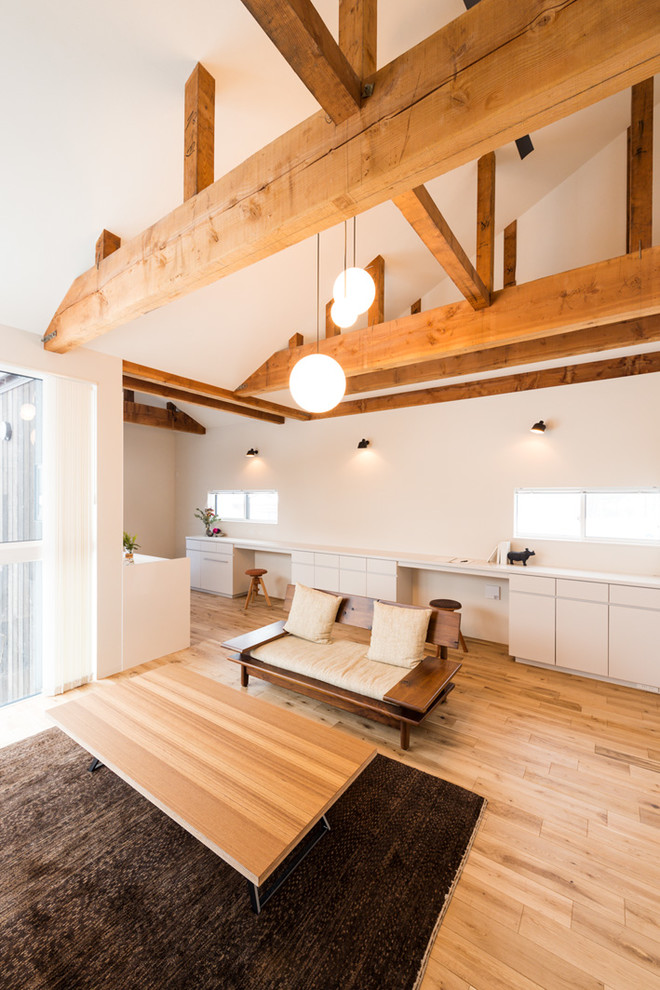 Idée de décoration pour une salle de séjour asiatique ouverte avec un mur blanc, un sol en bois brun et un sol marron.