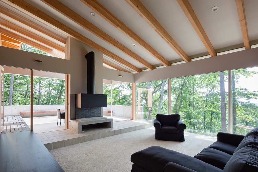 Fernseherloses Modernes Wohnzimmer mit Hängekamin und Kaminumrandung aus Stein in Sonstige