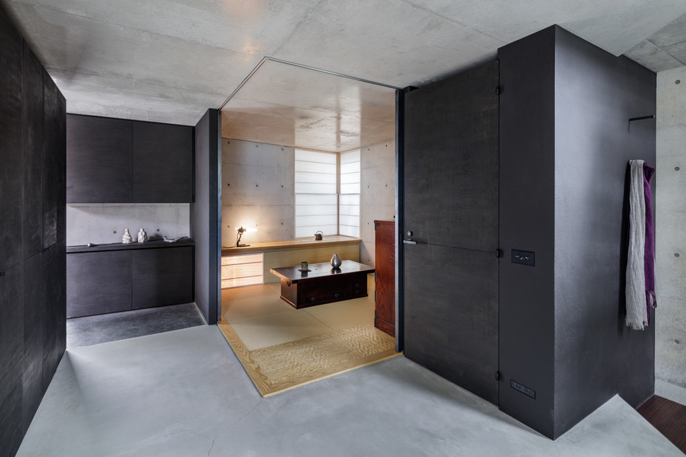 Источник вдохновения для домашнего уюта: гостиная комната в восточном стиле с татами, серыми стенами и серым полом