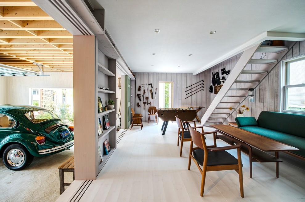 Landhausstil Wohnzimmer mit grauer Wandfarbe und grauem Boden in Tokio Peripherie