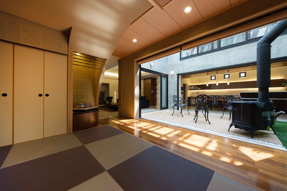 Foto di un soggiorno etnico chiuso con pareti marroni, pavimento in tatami e pavimento multicolore