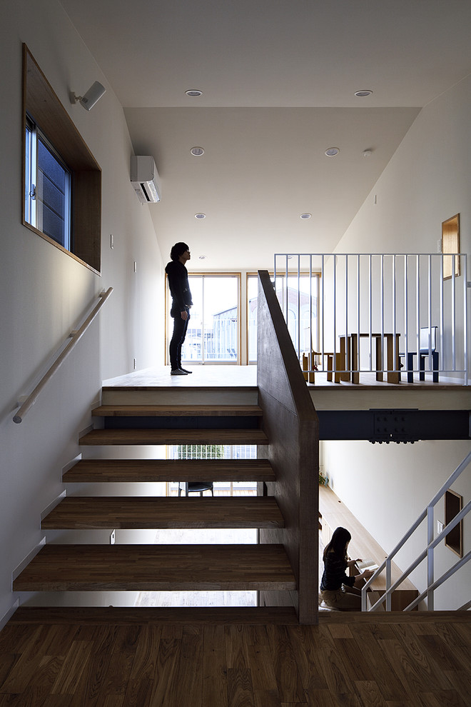 Mittelgroße, Schwebende Moderne Treppe mit offenen Setzstufen und Tapetenwänden in Kyoto