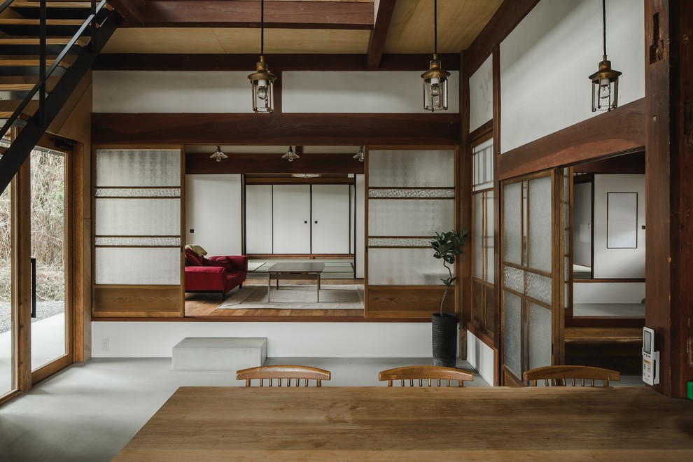 Geräumiges Asiatisches Wohnzimmer mit weißer Wandfarbe in Sonstige