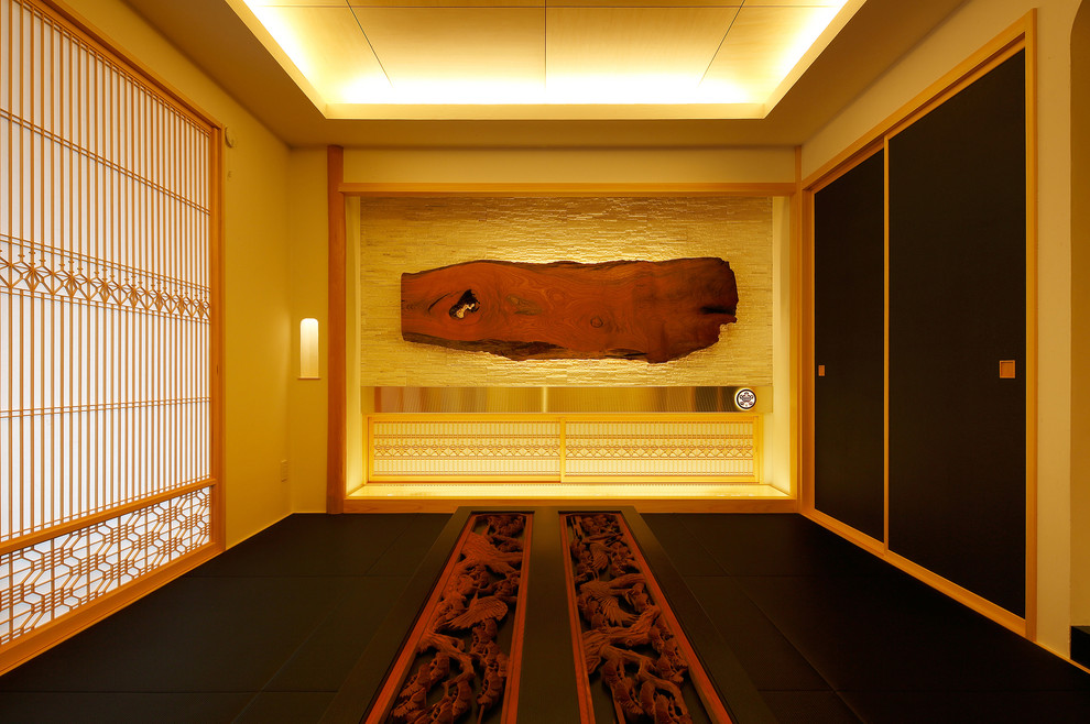 Exemple d'une salle de séjour tendance avec un sol de tatami et aucune cheminée.
