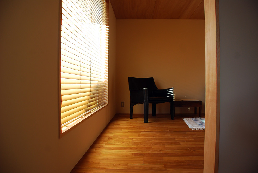 Inspiration pour une salle de séjour minimaliste fermée avec un mur beige, parquet foncé, aucun téléviseur et un sol marron.