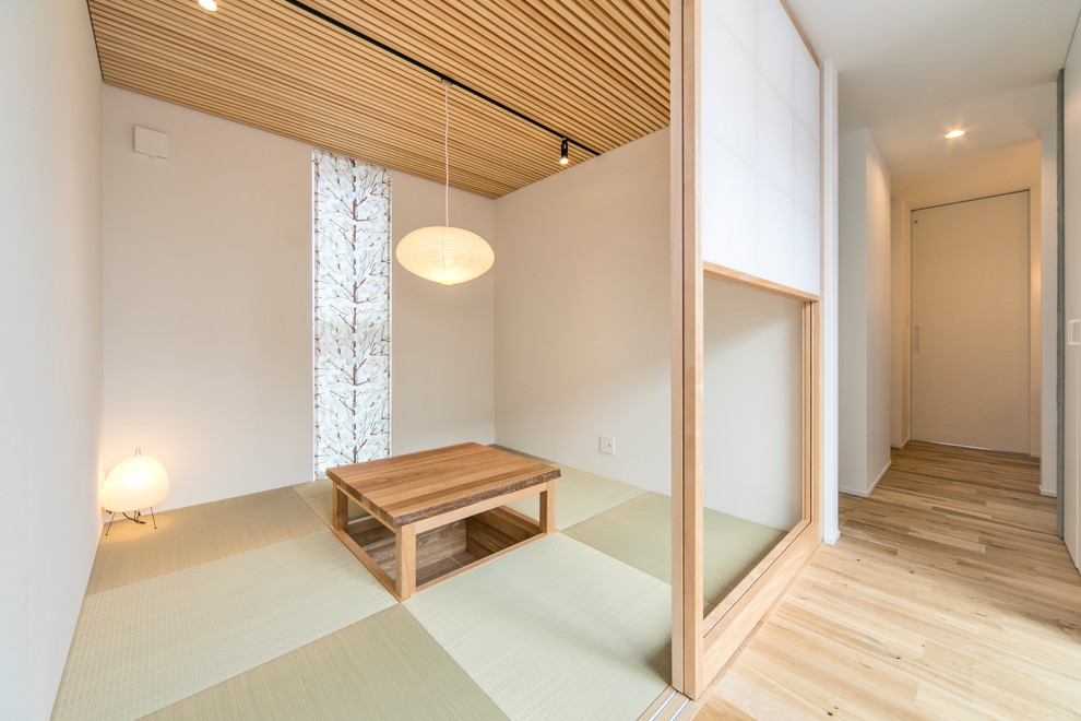 名古屋にあるアジアンスタイルのおしゃれなファミリールーム (白い壁、畳、緑の床) の写真