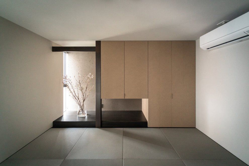Foto de sala de estar cerrada sin chimenea con paredes grises y tatami