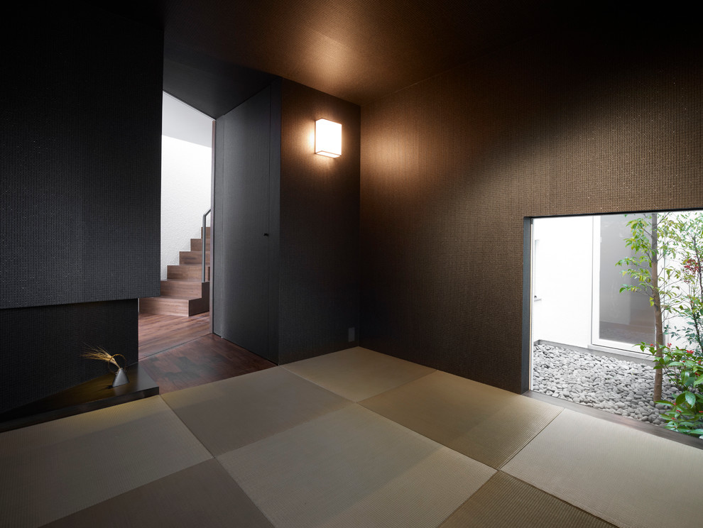 Immagine di un soggiorno etnico con pareti marroni, pavimento in tatami e nessun camino