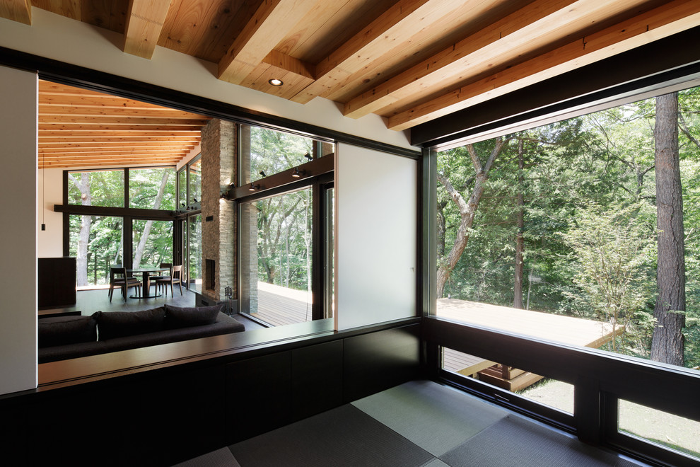 Idée de décoration pour une salle de séjour asiatique ouverte avec un sol de tatami.