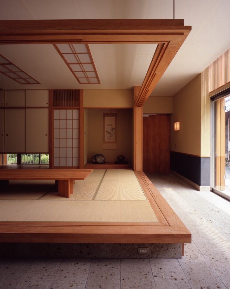 Idéer för stora orientaliska avskilda allrum, med en hemmabar, beige väggar och tatamigolv
