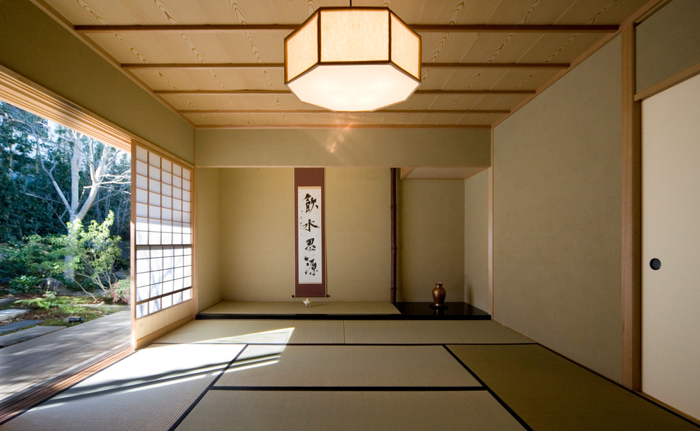 Mittelgroßes, Abgetrenntes Asiatisches Wohnzimmer mit grüner Wandfarbe, Tatami-Boden und grünem Boden in Tokio