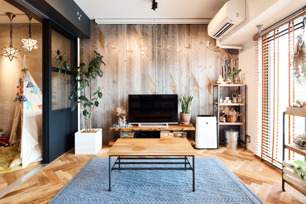 Imagen de sala de estar cerrada escandinava con paredes grises, suelo de madera en tonos medios, televisor independiente y suelo marrón
