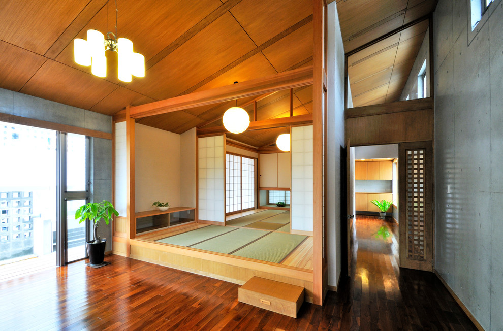 Foto de sala de estar asiática con paredes grises, tatami y suelo verde