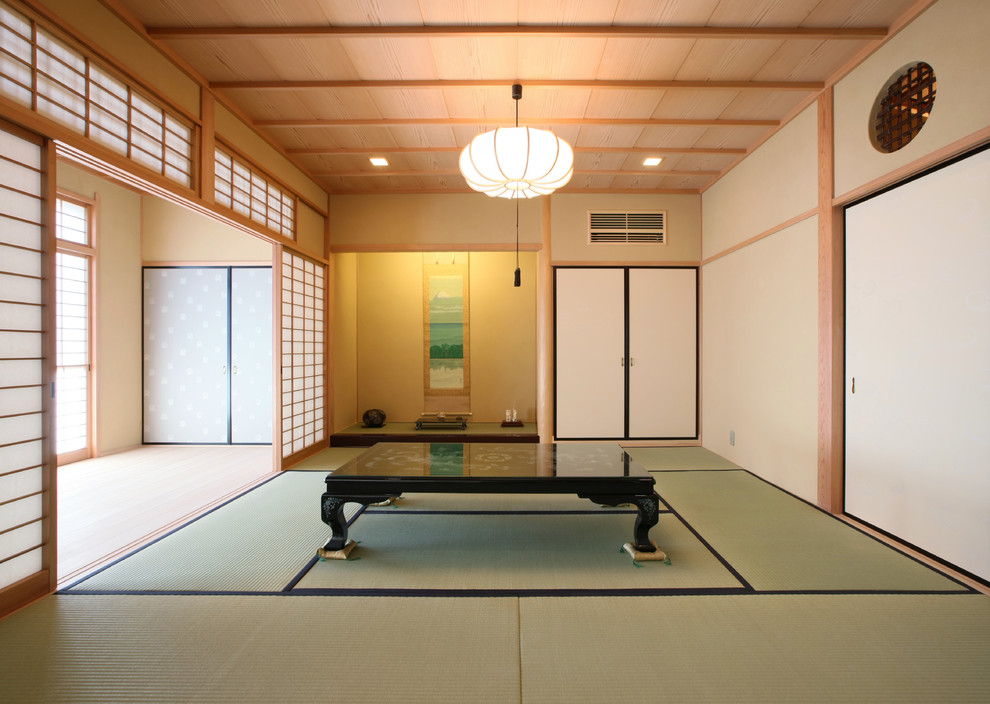 Idee per un soggiorno etnico chiuso con pareti multicolore, pavimento in tatami, nessun camino e nessuna TV