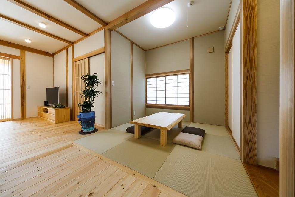 Asiatisches Esszimmer mit weißer Wandfarbe, hellem Holzboden und beigem Boden in Sonstige