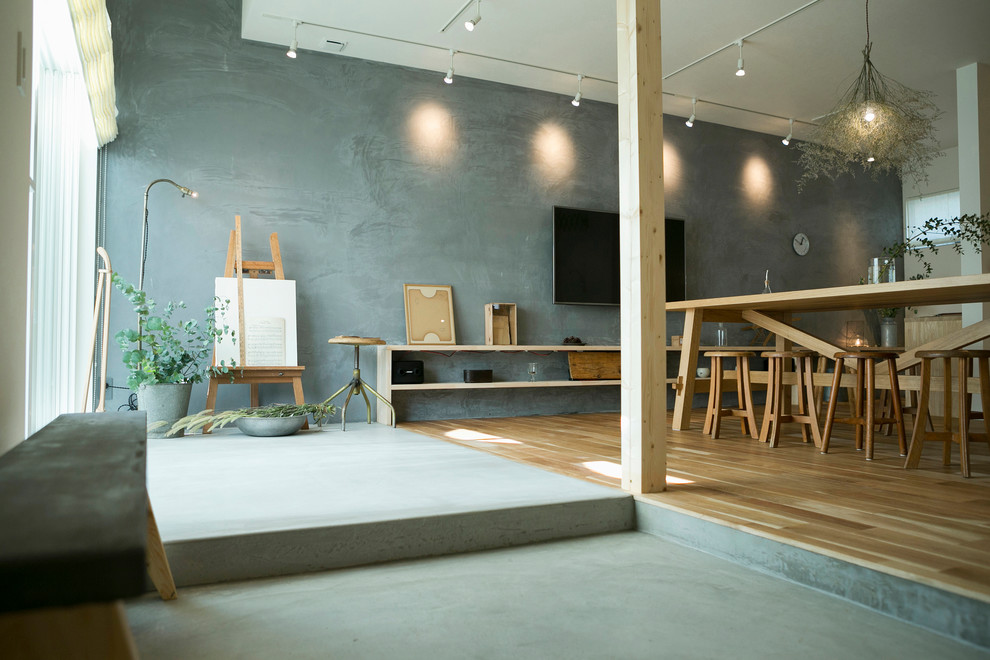 Foto di un piccolo soggiorno eclettico aperto con pareti grigie e TV a parete
