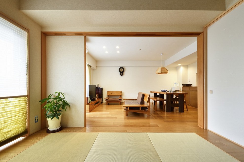 Abgetrenntes Asiatisches Wohnzimmer mit weißer Wandfarbe, Tatami-Boden und grünem Boden