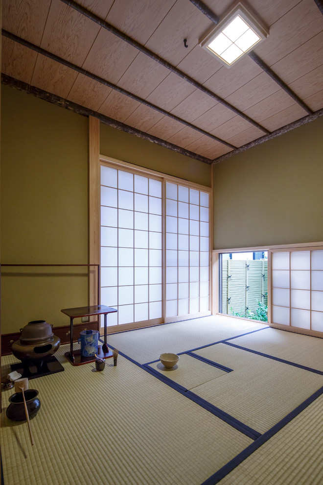 Asiatisches Wohnzimmer mit grüner Wandfarbe, Tatami-Boden und grünem Boden in Sonstige