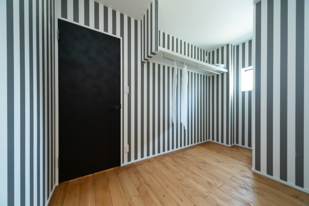 Foto di un soggiorno industriale con pareti grigie, pavimento in legno massello medio, pavimento marrone, soffitto in carta da parati e carta da parati