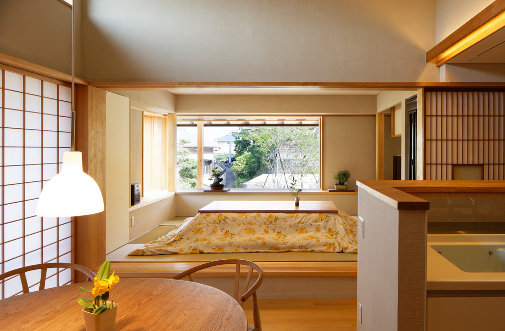 Cette photo montre une salle de séjour asiatique avec un mur blanc, un sol de tatami, un téléviseur indépendant et un sol vert.