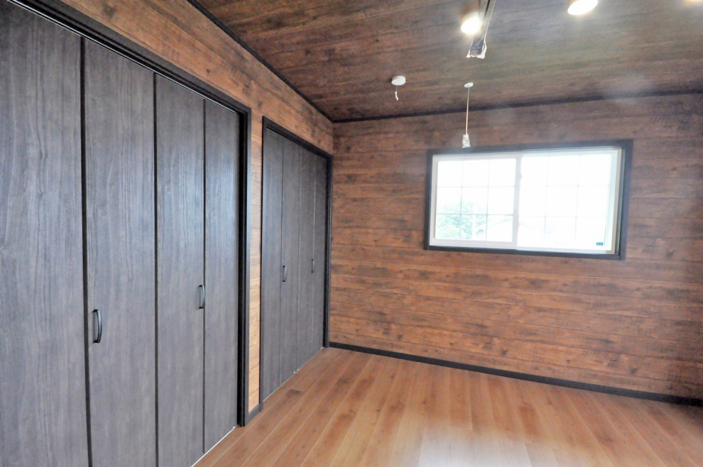 Mittelgroßes, Fernseherloses Wohnzimmer ohne Kamin mit brauner Wandfarbe, Sperrholzboden und braunem Boden in Tokio Peripherie