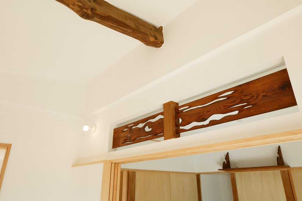 Пример оригинального дизайна: открытая гостиная комната среднего размера в стиле ретро с белыми стенами и светлым паркетным полом