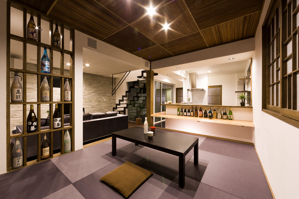 Immagine di un soggiorno minimalista aperto con angolo bar, pareti bianche, pavimento in tatami e pavimento viola