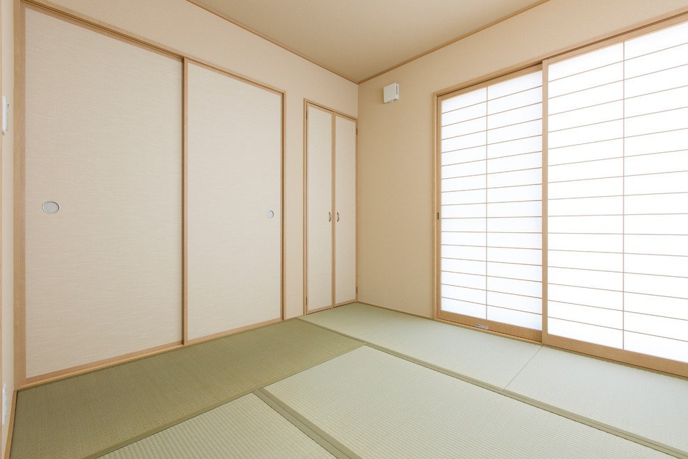 Bild på ett orientaliskt allrum, med beige väggar, tatamigolv och grönt golv