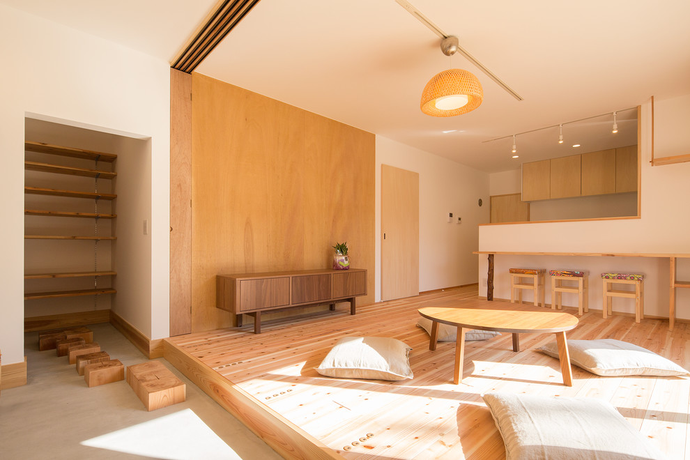 大阪にあるアジアンスタイルのおしゃれなオープンリビング (白い壁、無垢フローリング、茶色い床) の写真