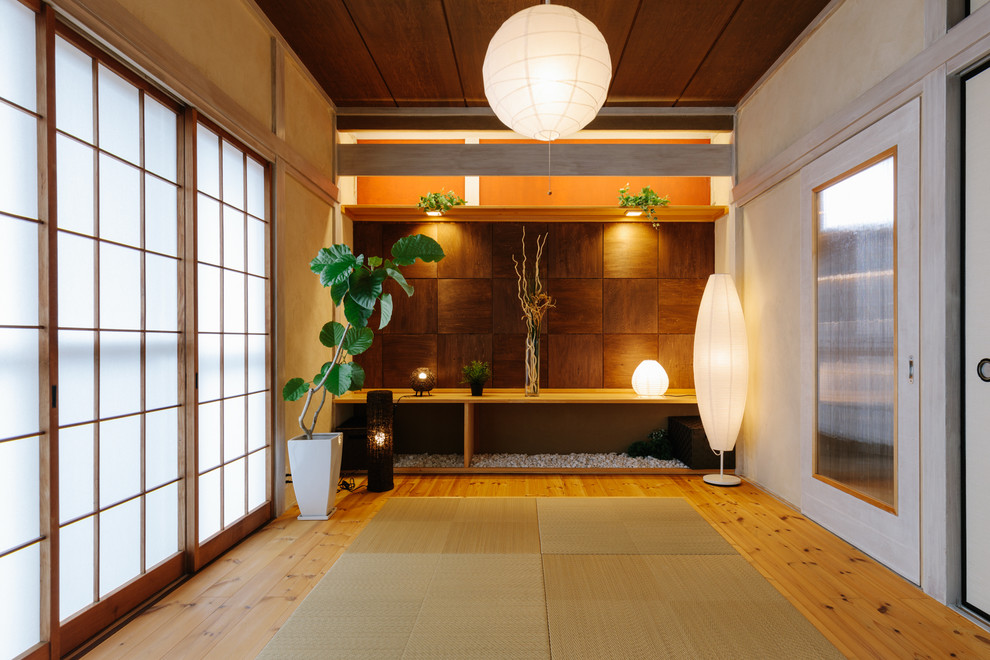 Пример оригинального дизайна: маленькая гостиная комната в восточном стиле с красными стенами, татами и бежевым полом без камина, телевизора для на участке и в саду