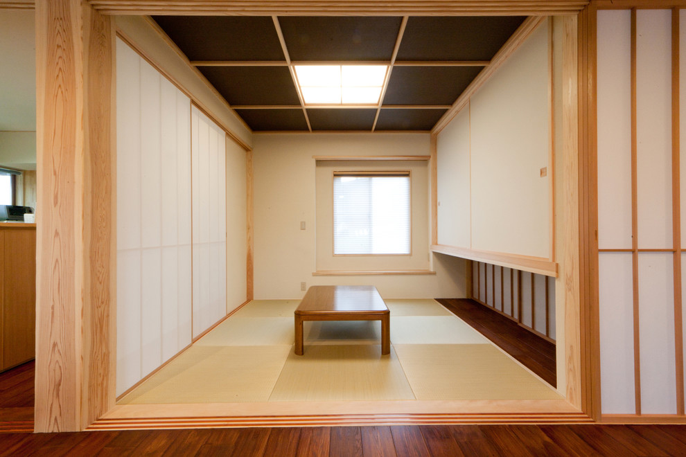 Idée de décoration pour une salle de séjour asiatique avec un mur beige et un sol de tatami.
