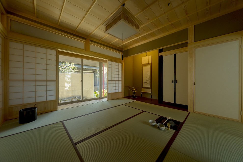 Cette photo montre une salle de séjour asiatique avec un sol de tatami.